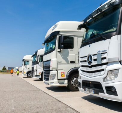 Plusieurs camions aux quais de l'entrepôt CTLOG International